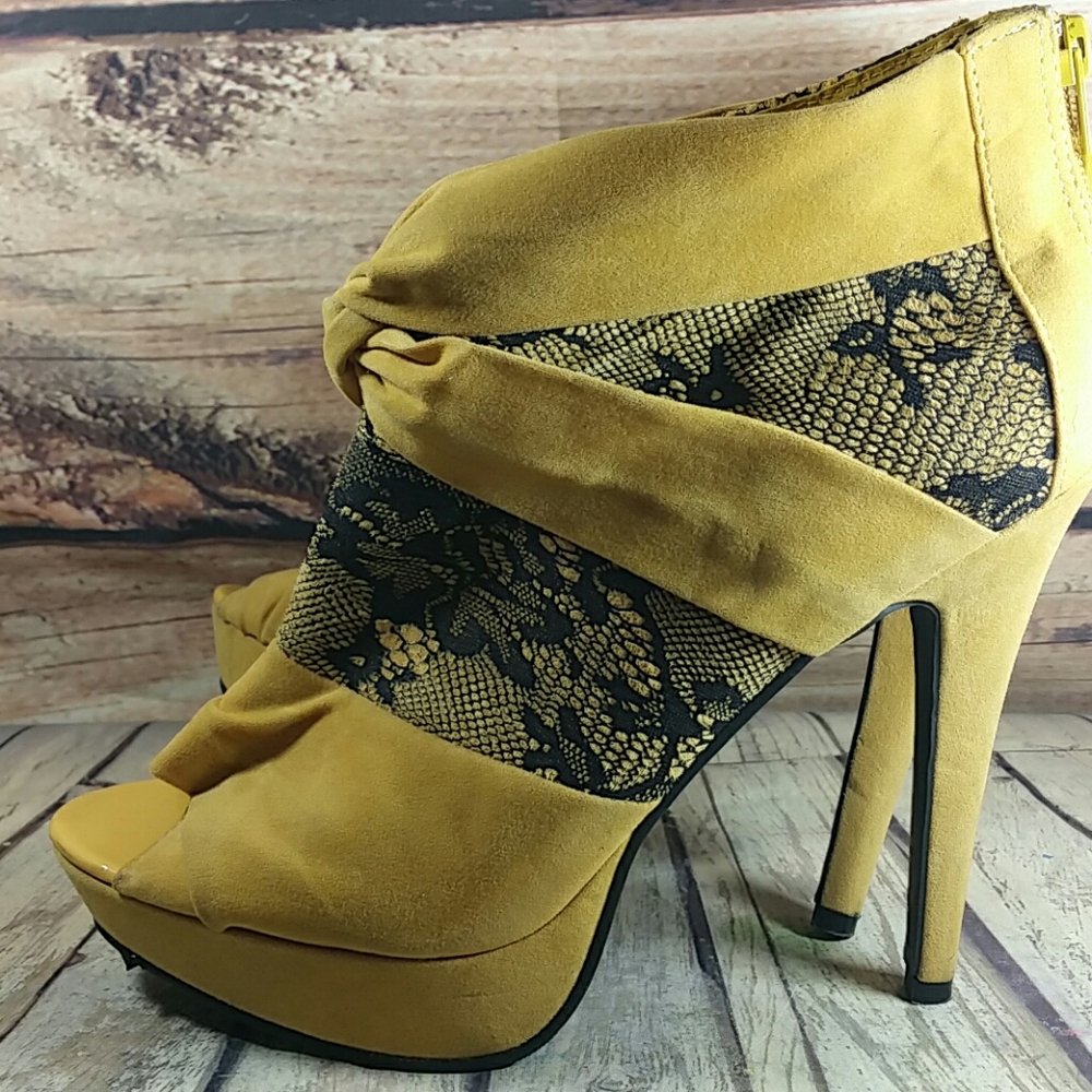 Wild Rose Mustard Pomp with Black Lace Sz 10